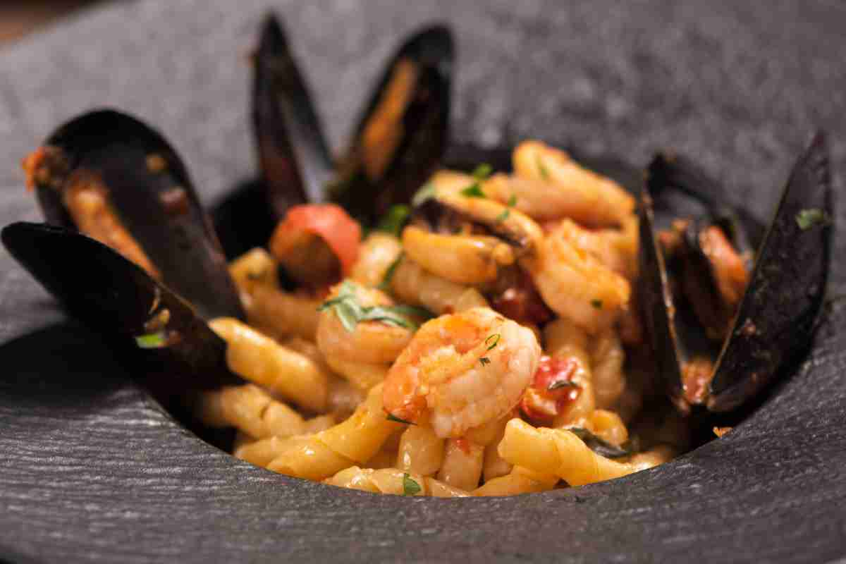 Altro che spaghetti, prova le busiate ai frutti di mare con questa ricetta siciliana sentirai un sapore mai gustato prima