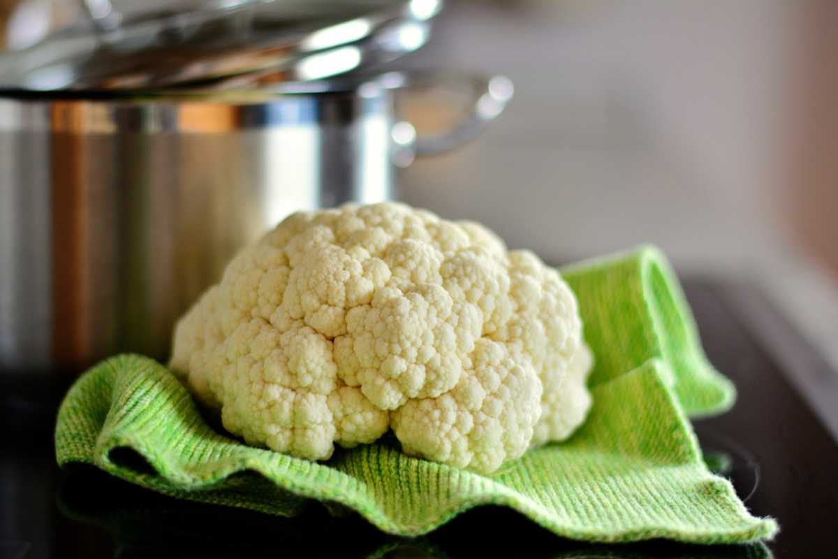 Non ne puoi del cavolfiore bollito? Preparalo così e non rimarranno neanche le briciole