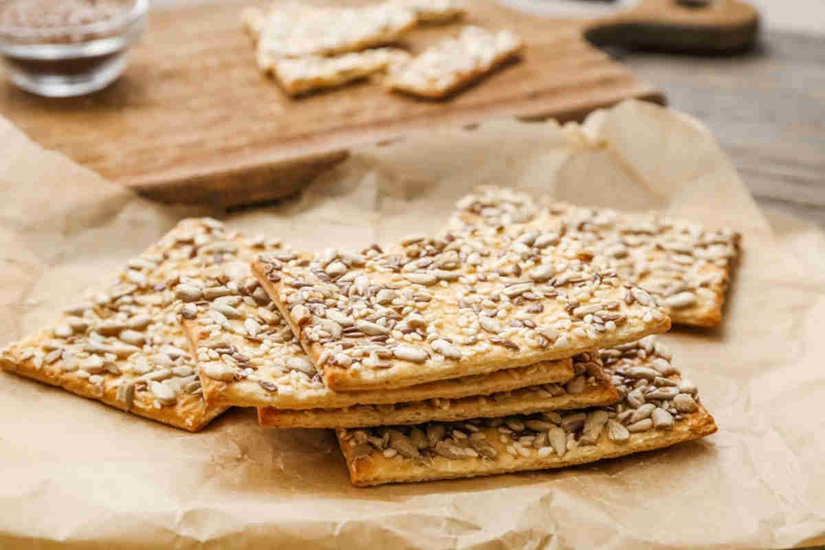 Ormai li faccio ogni settimana grazie alla ricetta di Marco Bianchi: questi crackers sono di una delizia inaudita