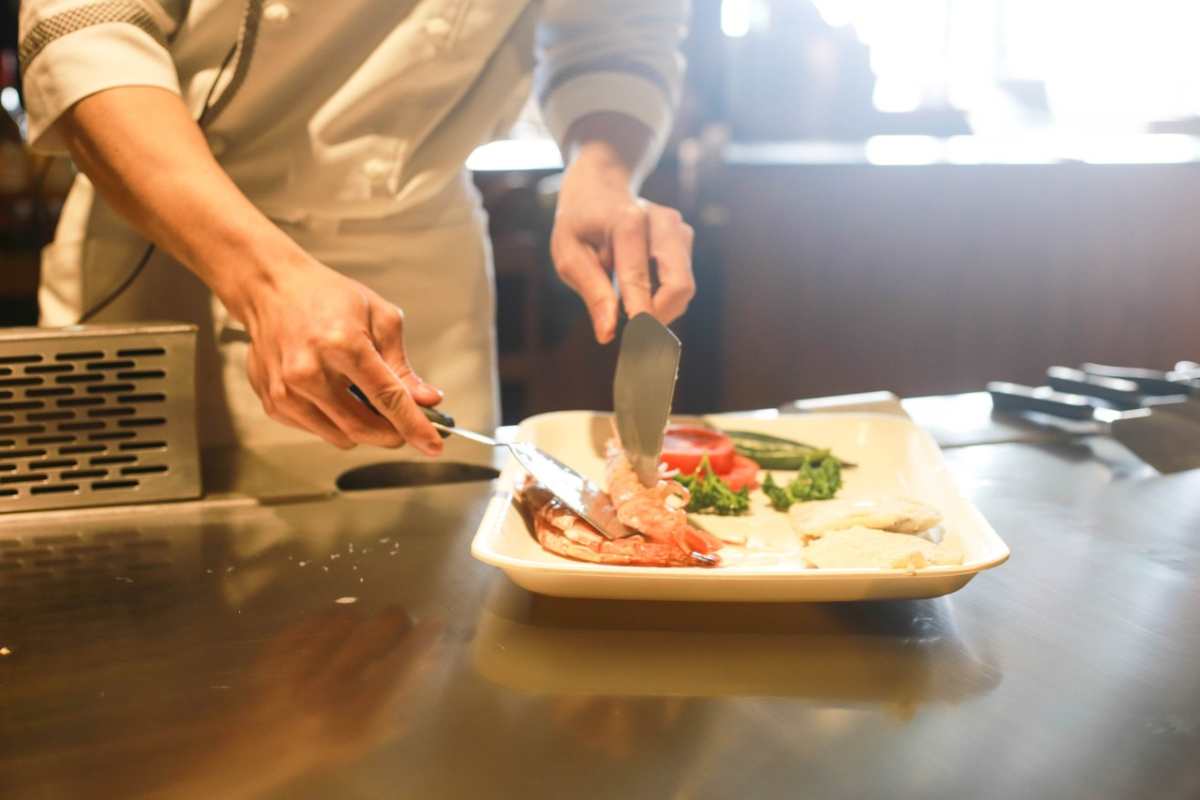 Brutale scivolone per la famosa cuoca tv, é successo tutto davanti alle telecamere: pessime condizioni igieniche in cucina, proprio lei che insegna le ricette agli altri