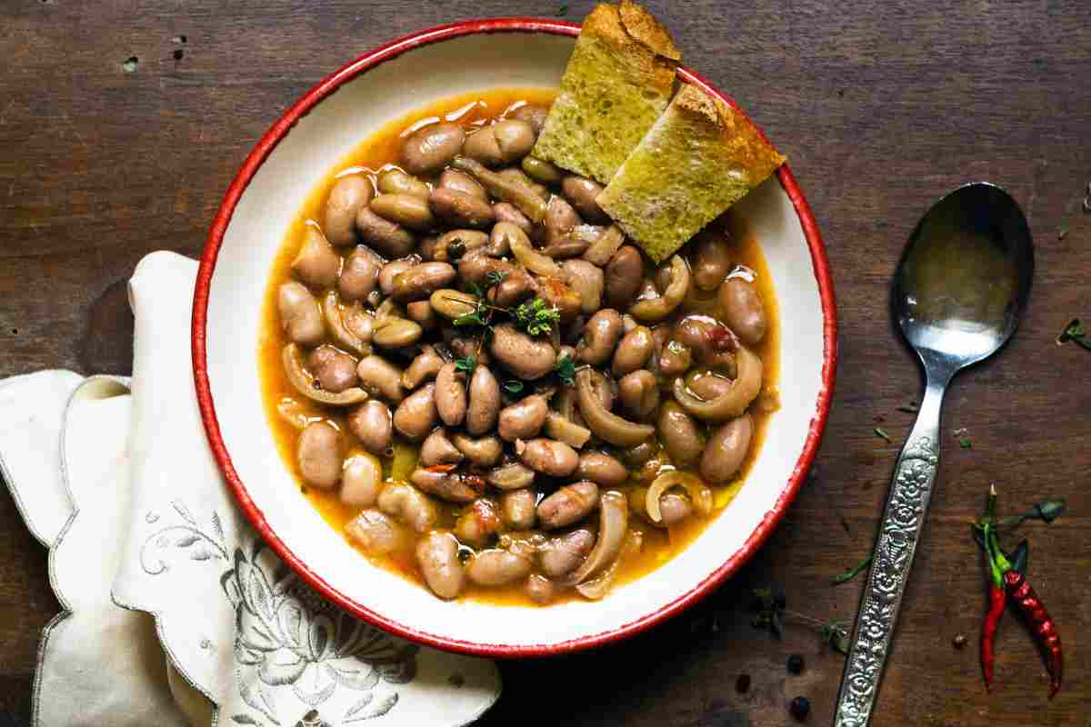 Fagioli con le cotiche alla romana ricetta