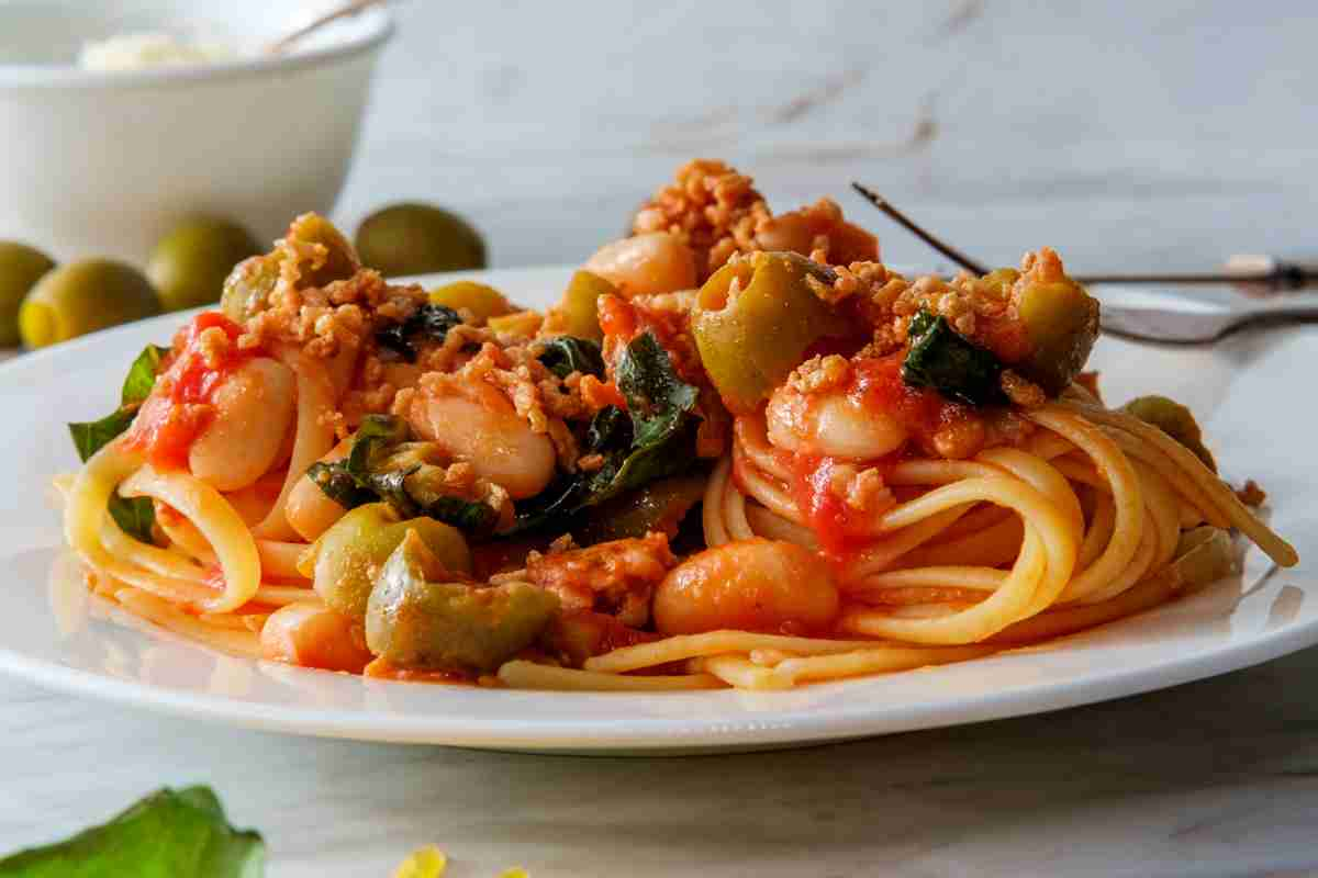 Fettuccine poverelle negli ingredienti (che sono economici) ma ricchissime di gusto. Falle oggi, sono semplicissime