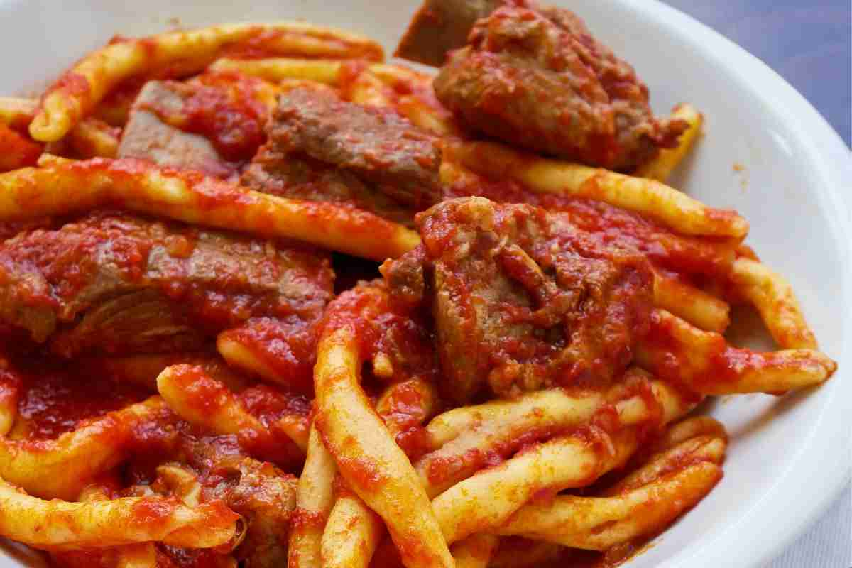 Assapora i fileja con ragù di costine di maiale, è la pasta più buona con questo tipo di sugo