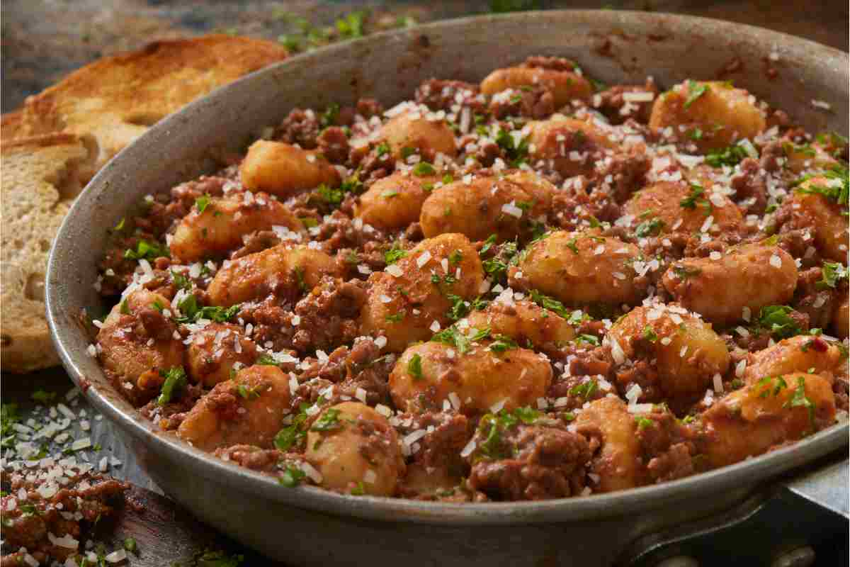 Li ho fatti con la ricetta della nonna, questi gnocchi con ragù alla bolognese sono finiti in un attimo