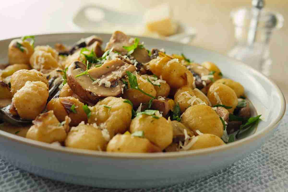 Gnocchi di polenta con funghi e salsiccia, ricetta sfiziosa per un pranzetto in famiglia