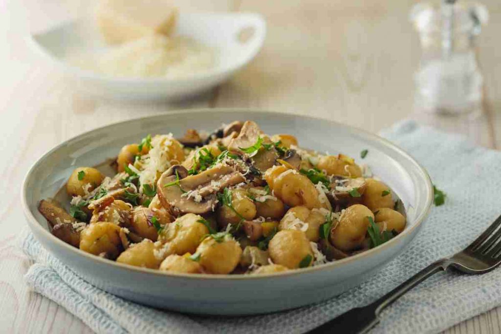 Gnocchi di polenta con funghi e salsiccia ricetta 