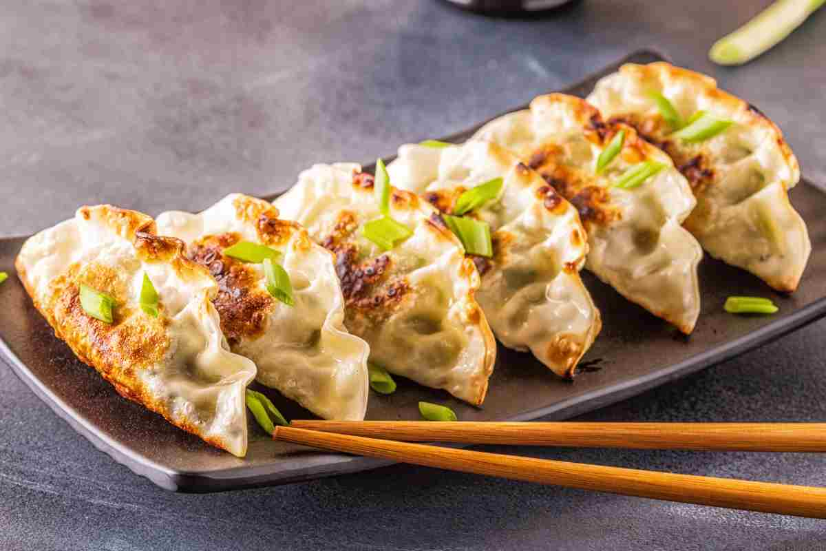 Jiaozi cinesi di carne, ricetta facile per antipasti saporiti