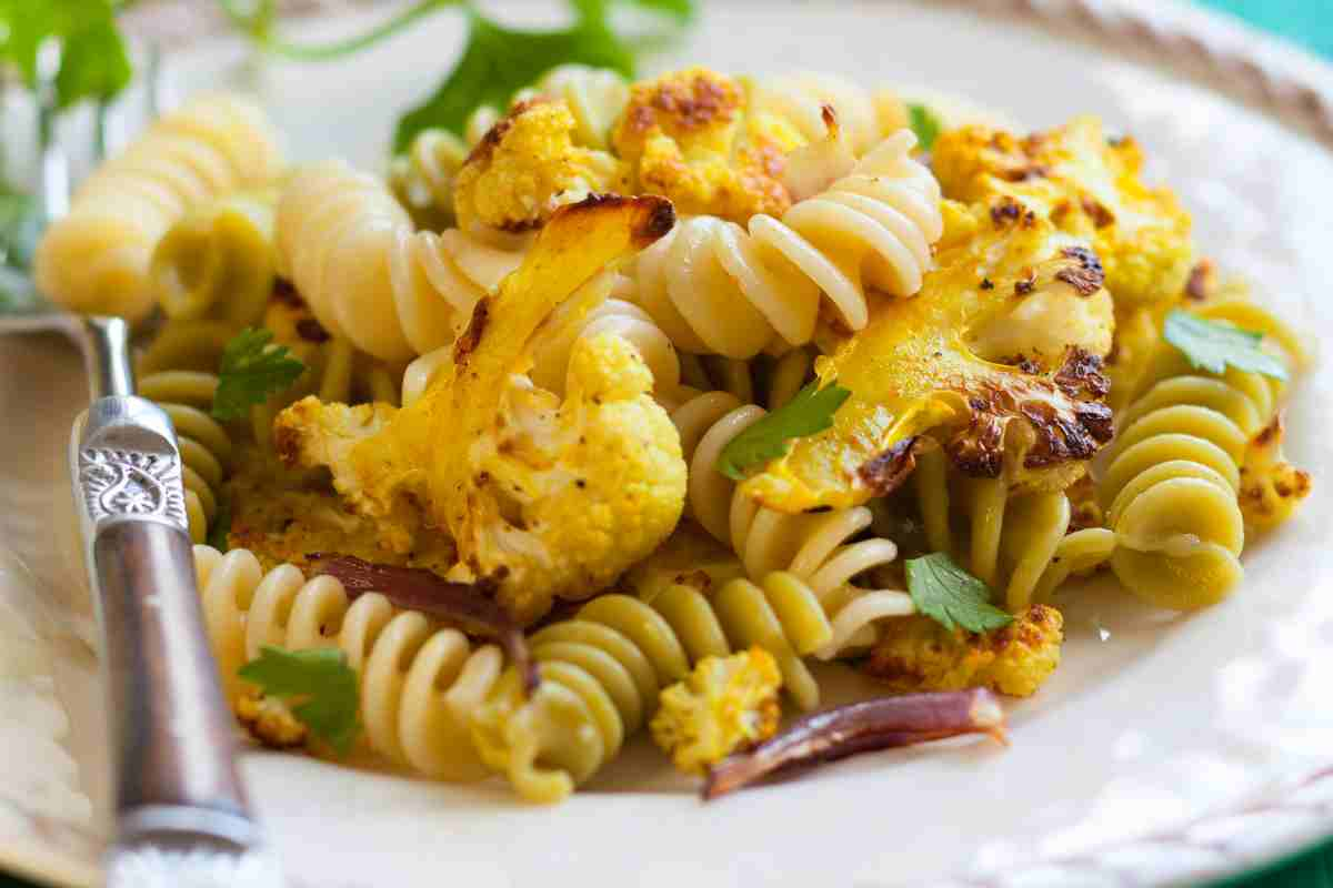 Mi avanzava un cavolfiore e ho fatto una pasta con la ricetta di una mia amica siciliana, è uscito un primo galattico