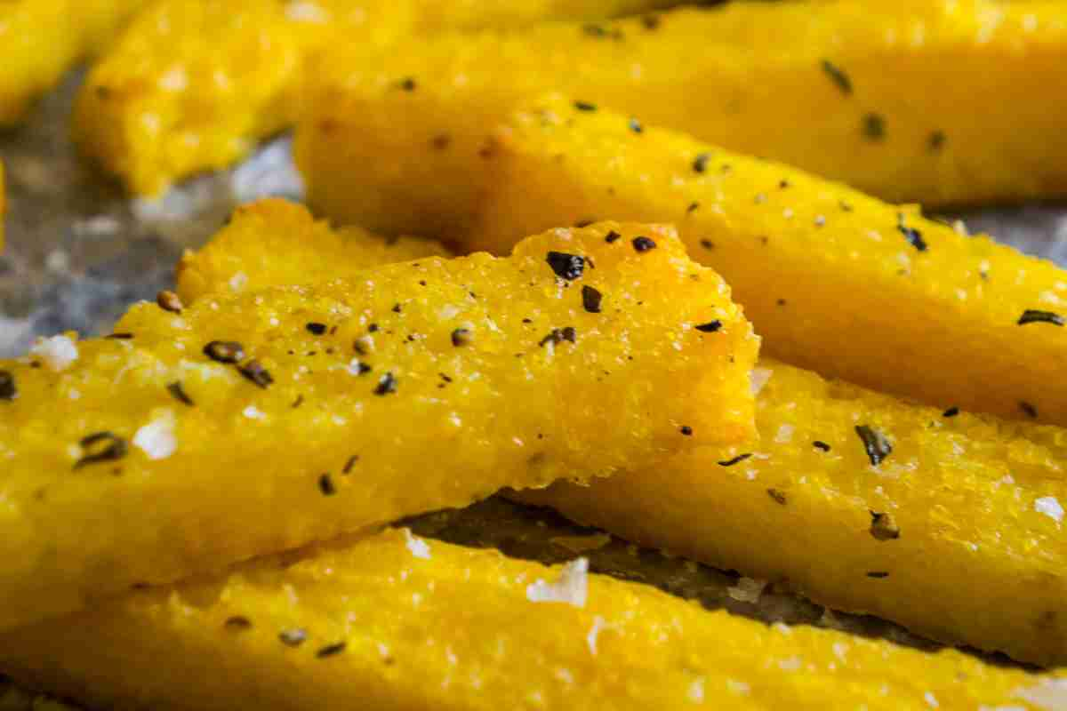 Polenta fritta, ricetta facilissima per snack saporiti da gustare con l’aperitivo