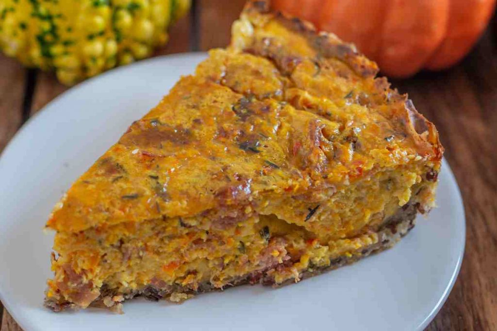 fetta di quiche zucca e pancetta in un piatto