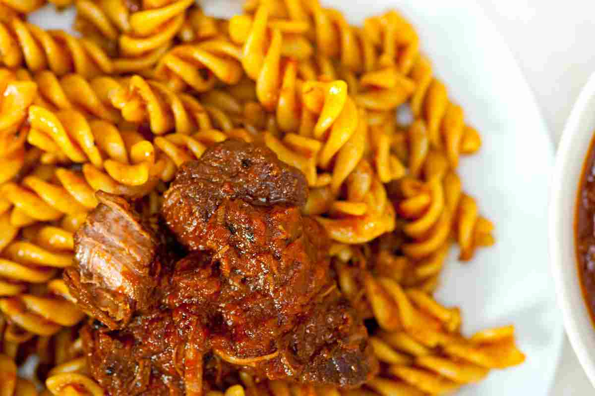 Ragù di carne napoletano, ricetta originale della tradizione per farlo come gli chef stellati – VIDEO ESCLUSIVO