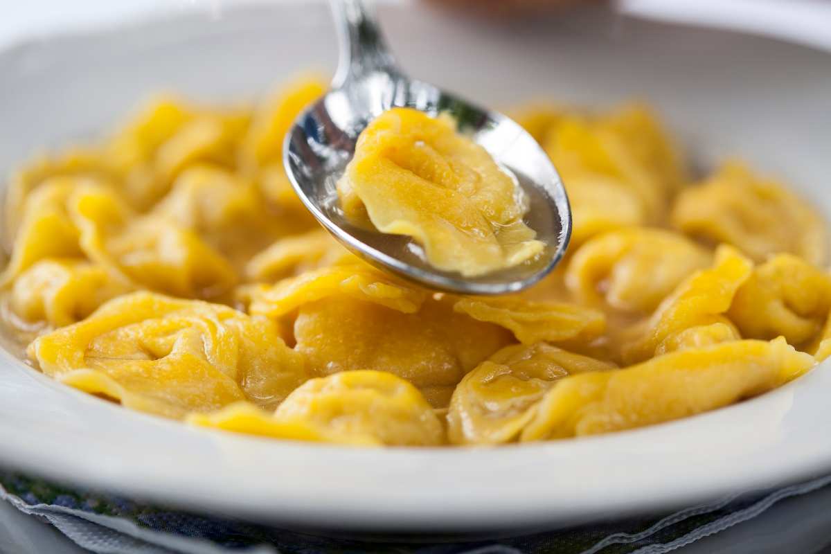 I migliori tortellini d’Italia si fanno qui: se vuoi mangiarli come vuole la tradizione non puoi sbagliare