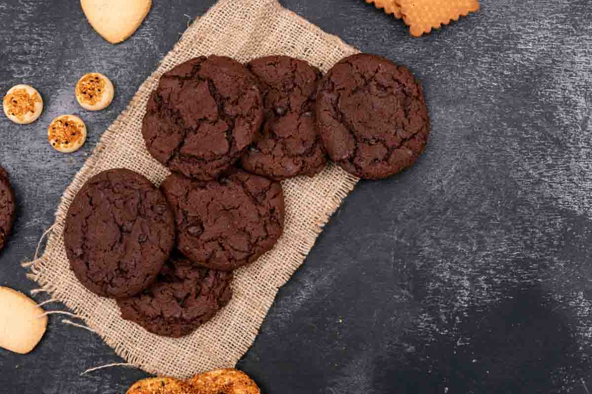 Prima non li facevo mai, ora ogni pomeriggio: questi biscotti al cioccolato sono di una velocità unica