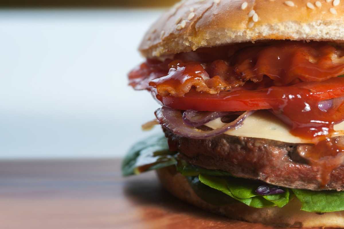 Il miglior hamburger d’Italia lo puoi mangiare qui: non crederai mai a cosa c’è dentro