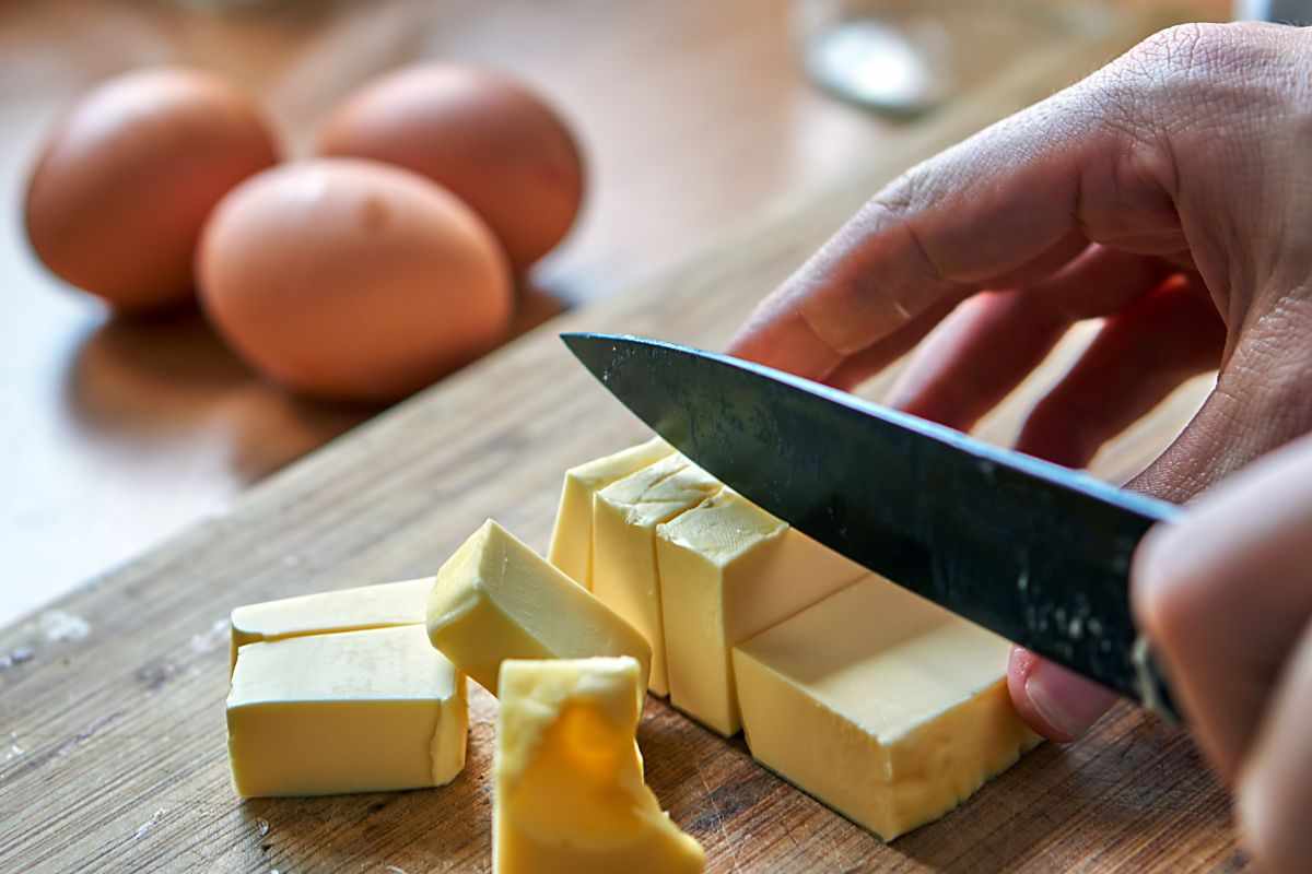 Burro a morsi e più di 12 uova al giorno: l’assurda dieta della famosa Tiktoker è sulla bocca di tutti