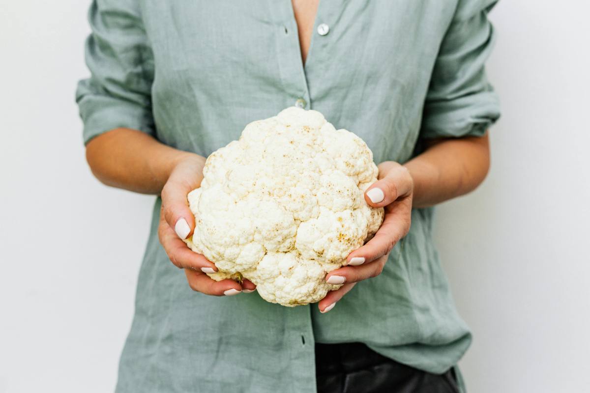 Hai un cavolfiore in frigorifero? Taglia le cime, prepariamo insieme un primo strepitoso aggiungendo un solo ingrediente