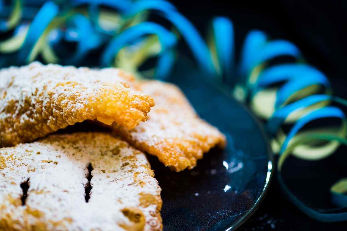 Chiacchiere leggerissime e bollose, friabili e profumate: la ricetta imbattibile ed alla portata di tutti