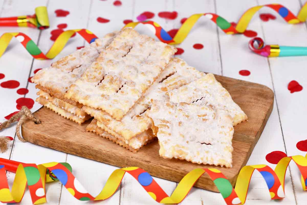 Prepariamoci al Carnevale con queste chiacchiere: sono friabili, croccanti e leggerissime