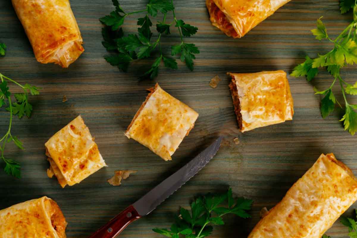 Croccanti fuori e morbidi dentro, i fagottini di feta in pasta fillo sono da perdere la testa