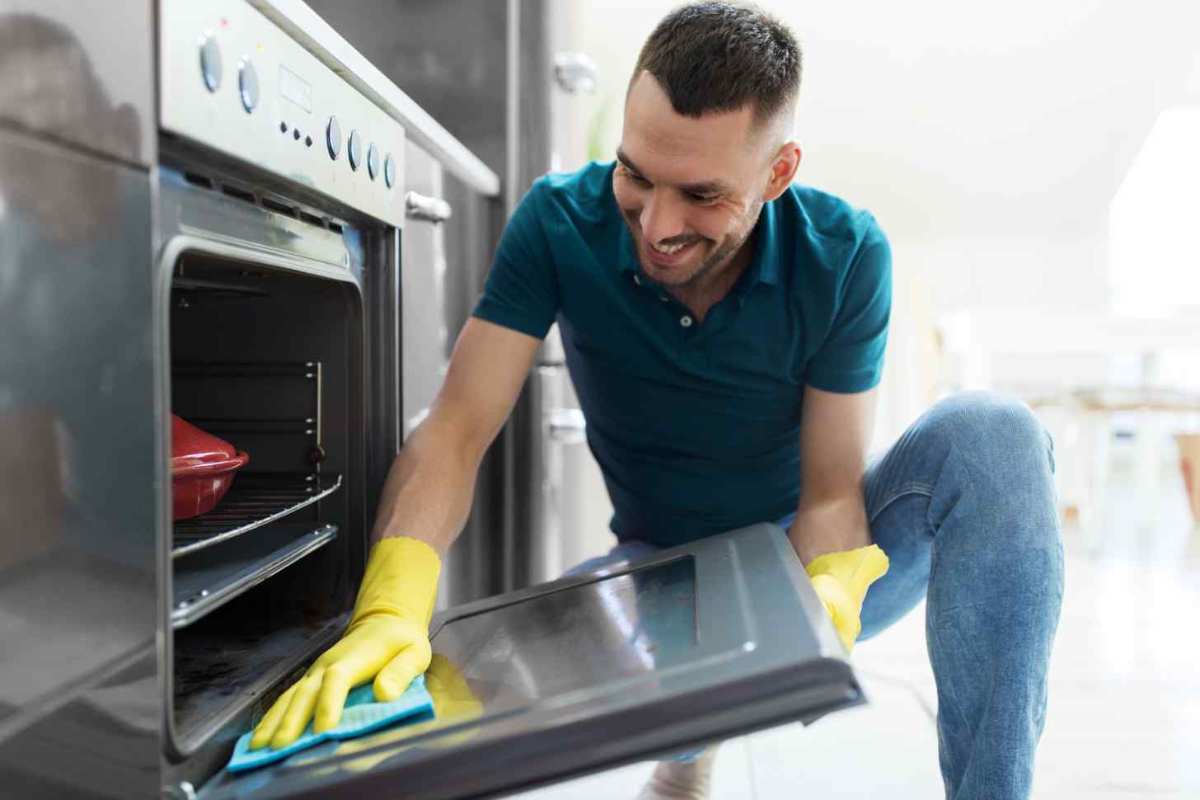 Le feste ti hanno lasciato in ricordo del grasso incrostato nel forno? Con  questo sistema, una sola passata e sciogli tutto