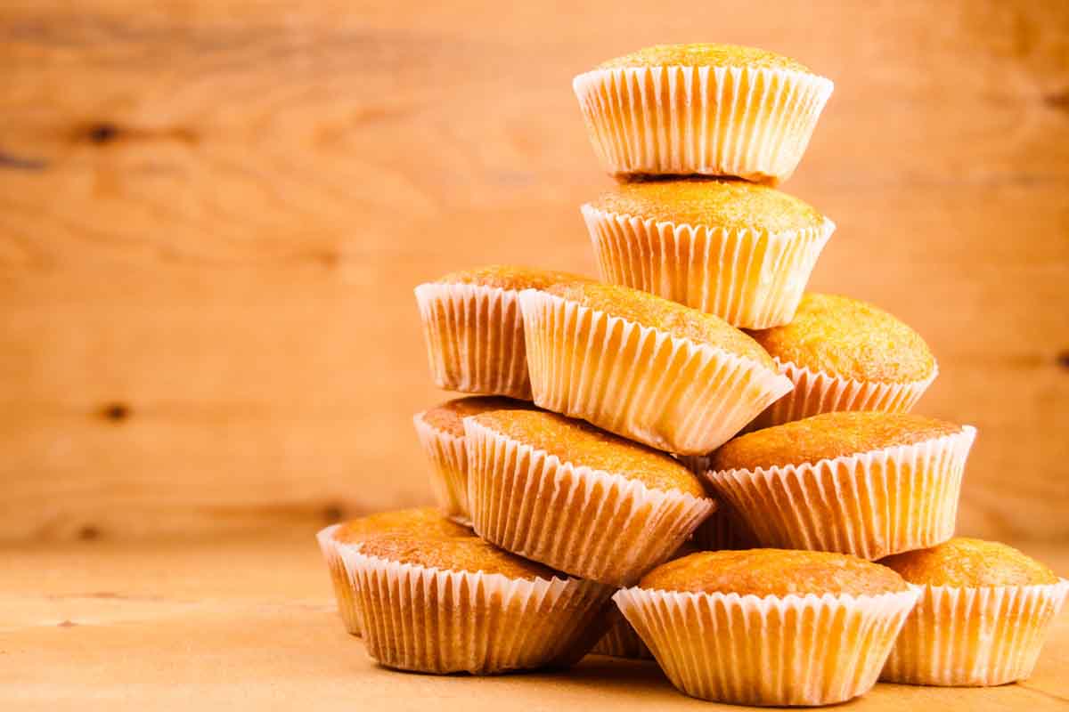 Tutti conosciamo la torta della nonna, ma se la facessimo in versione muffin? La ricetta irresistibile