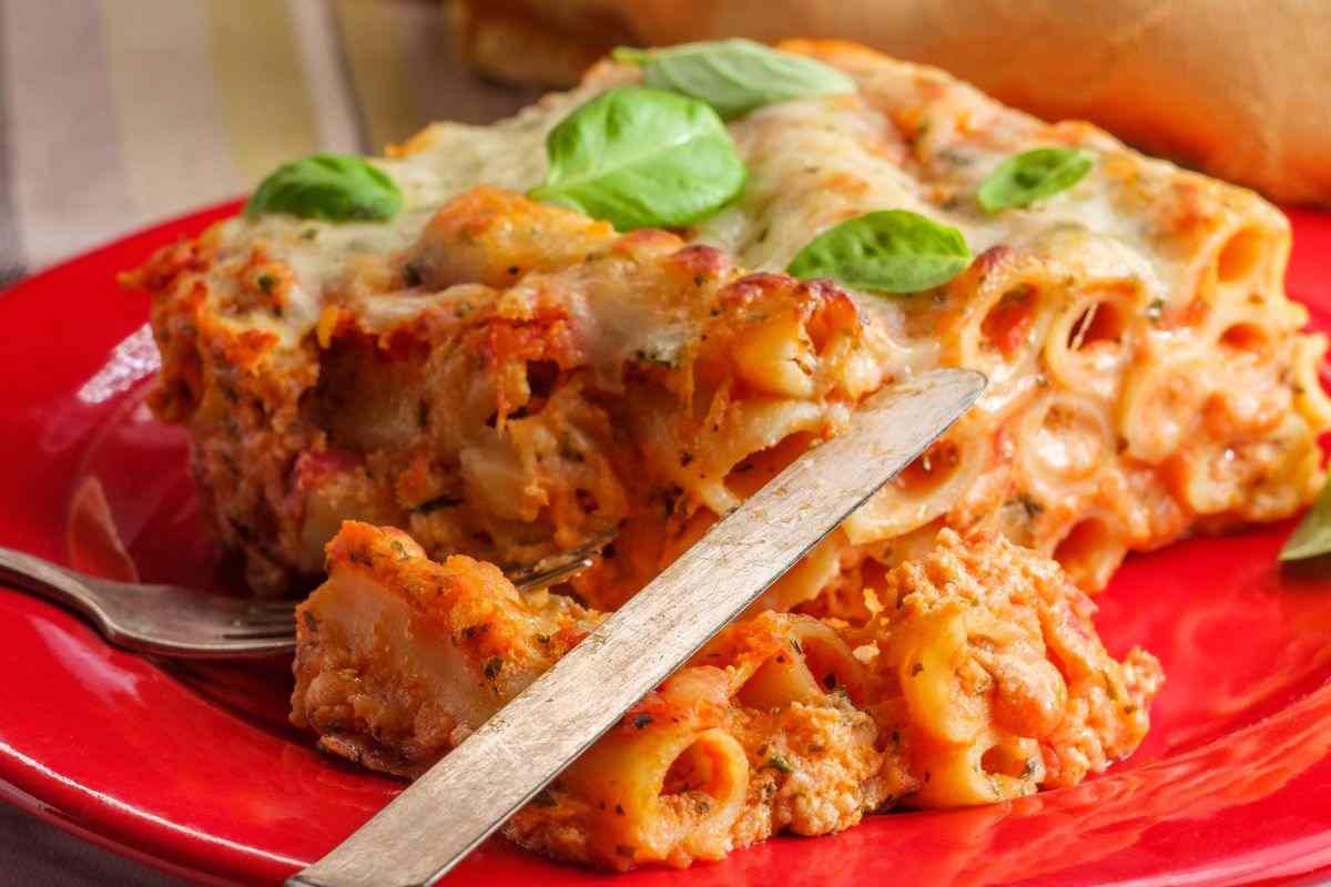 Senza carne e veloce da preparare, la pasta al forno con sugo e besciamella è di una bontà unica