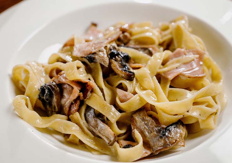 ricetta pasta acciughe e funghi 