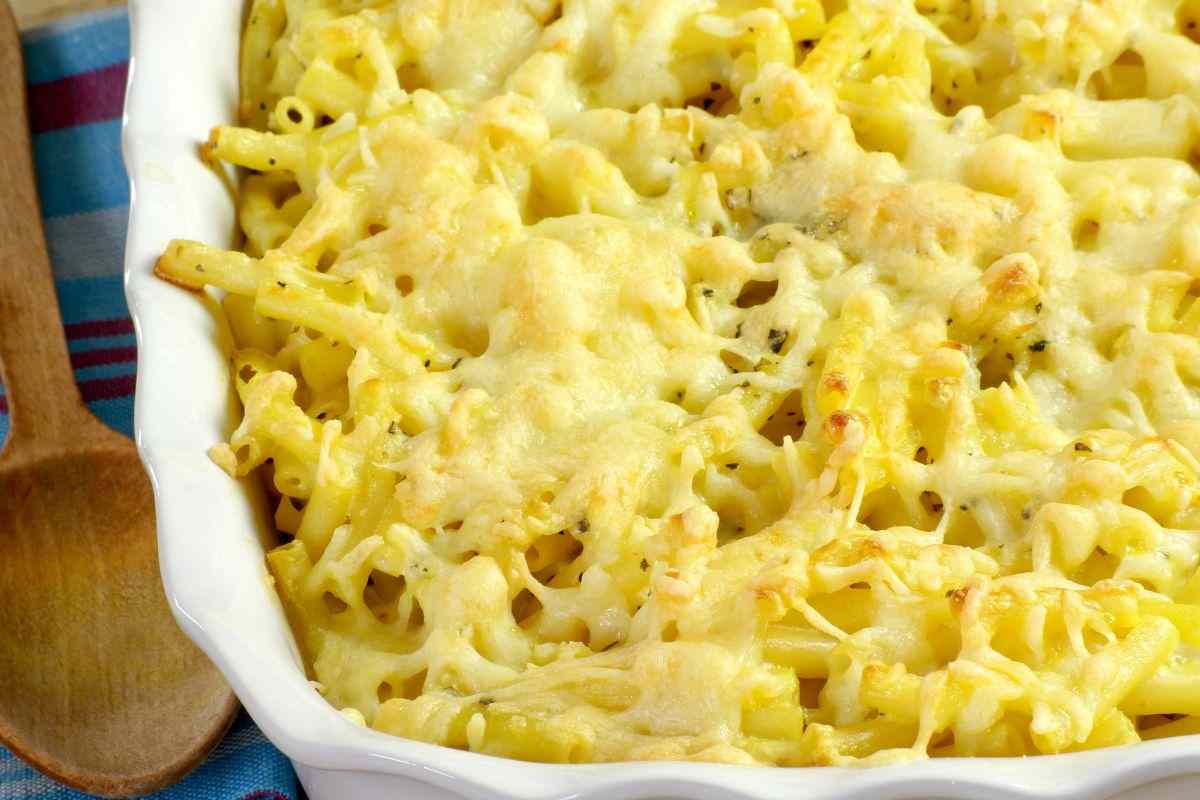 Questa pasta gratinata al cavolfiore cotta al forno è cremosa e buonissima