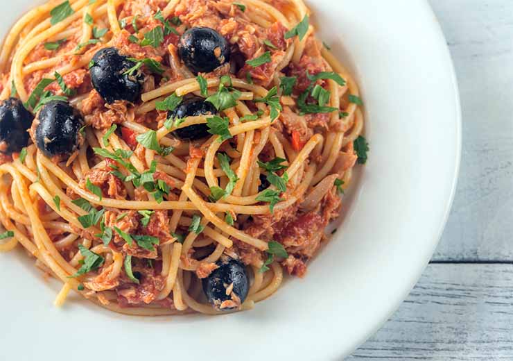 Ricetta pasta al tonno, spinaci e olive