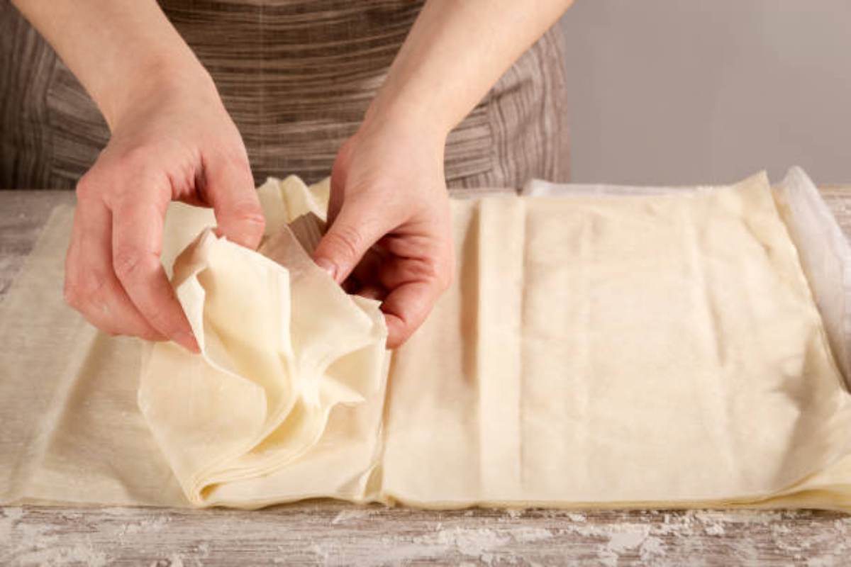 Un paio di rotoli di pasta sfoglia e questa golosa crema al torroncino basteranno per creare un dessert raffinato in pochi passaggi