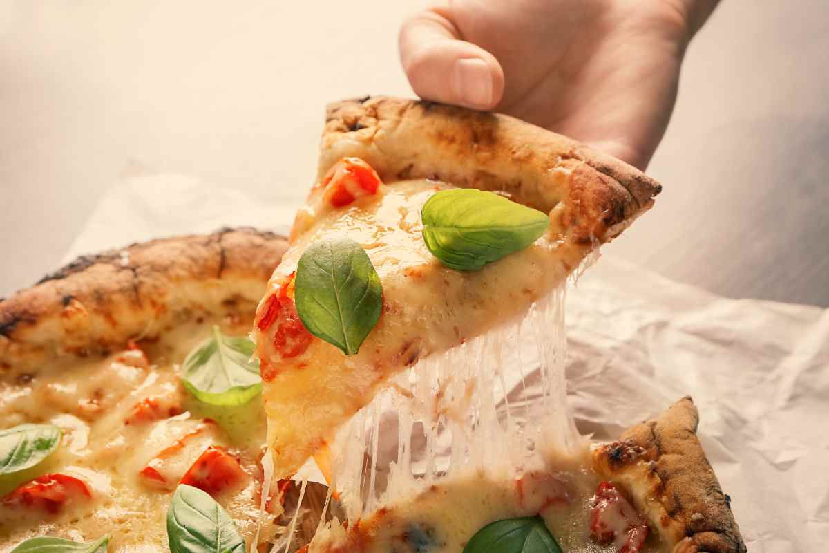 Ma quale pizza a lunga lievitazione, fai queste e non perdi tempo: sugose e saporite, tanta mozzarella filante e stendi tutti