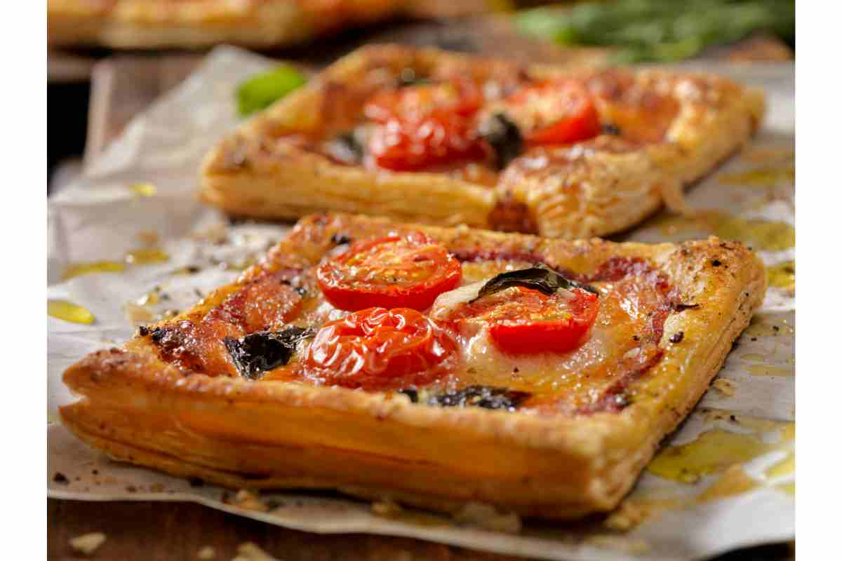 Sfiziose e pronte in un attimo: le mie sfogliette con i pomodorini vanno sempre a ruba durante l’aperitivo con le amiche