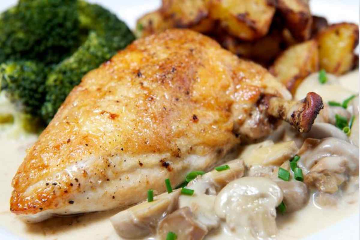 Favoloso questo pollo ai funghi, senza forno e velocissimo: ti basta una semplice padella