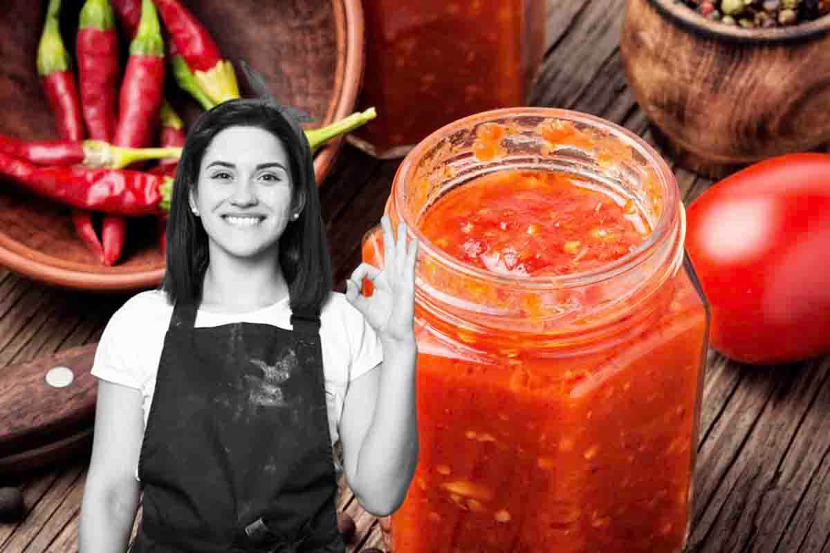 Pochi minuti e ancora meno ingredienti: avrai una salsa piccante incredibile per tutto l’anno