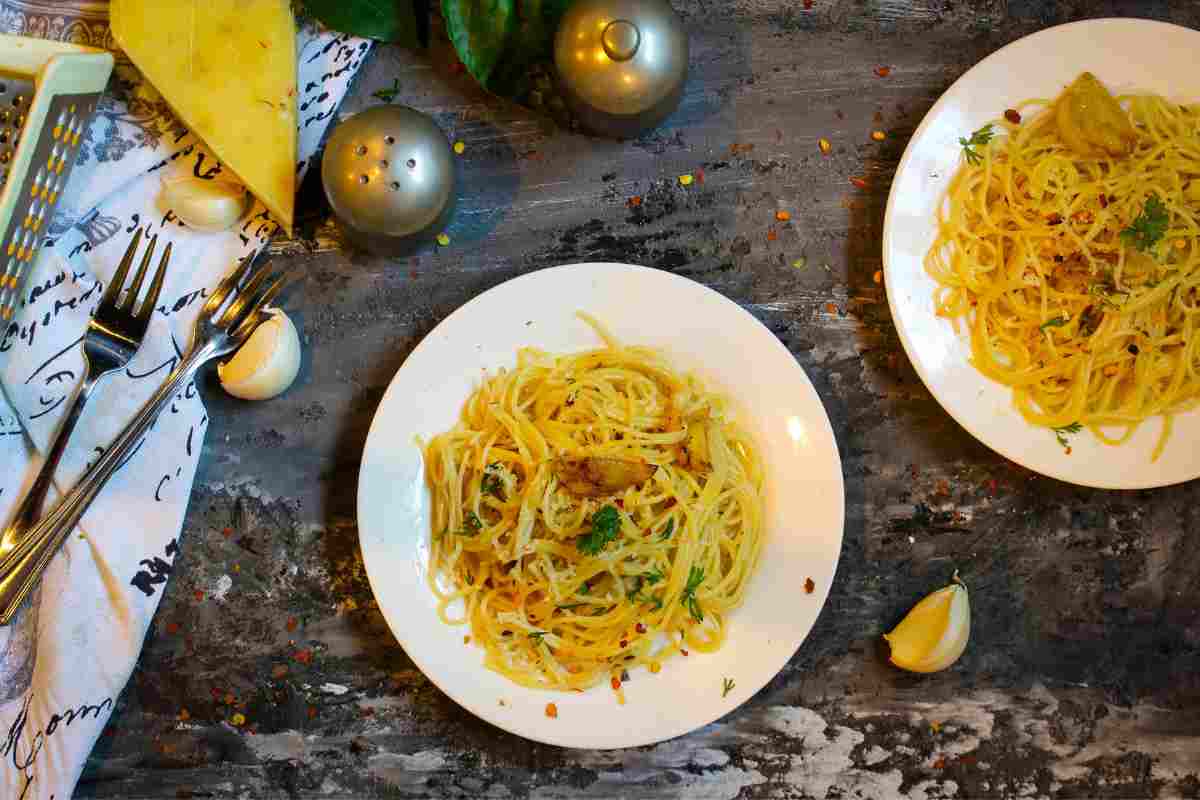 Spaghetti aglio ed olio, cambia la ricetta: l’aggiunta fa rabbrividire, li faresti mai così?