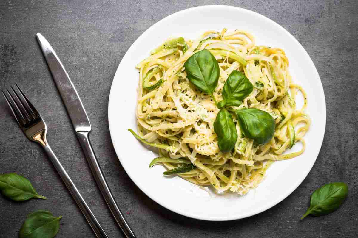 Basta basilico e pistacchi, questi spaghetti verdi con salsiccia hanno un ingrediente molto particolare