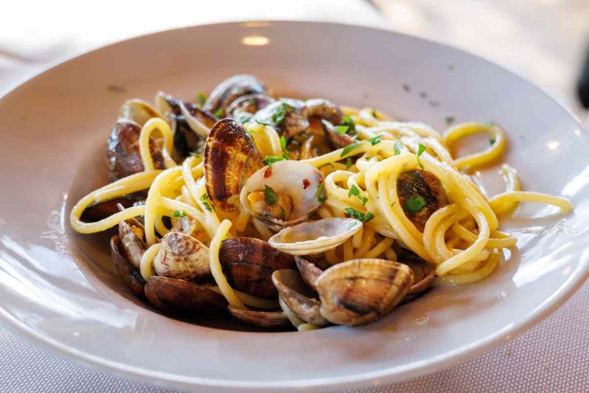 come fare spaghetti vongole cremosi