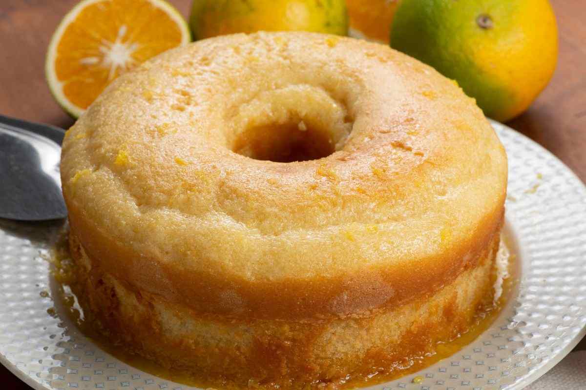 Fai il pieno di vitamine e bontà con questa torta sofficissima all’arancia: affonda la forchetta, si scioglie in bocca