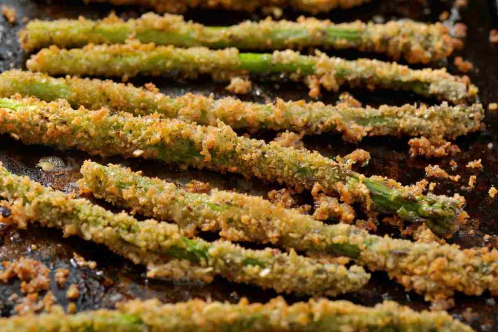 Asparagi selvatici gratinati con formaggio per il menu di pasqua