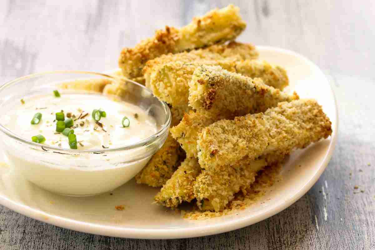 Non stancano mai e sono leggeri, i bastoncini di zucchine croccanti fatti così sono deliziosi