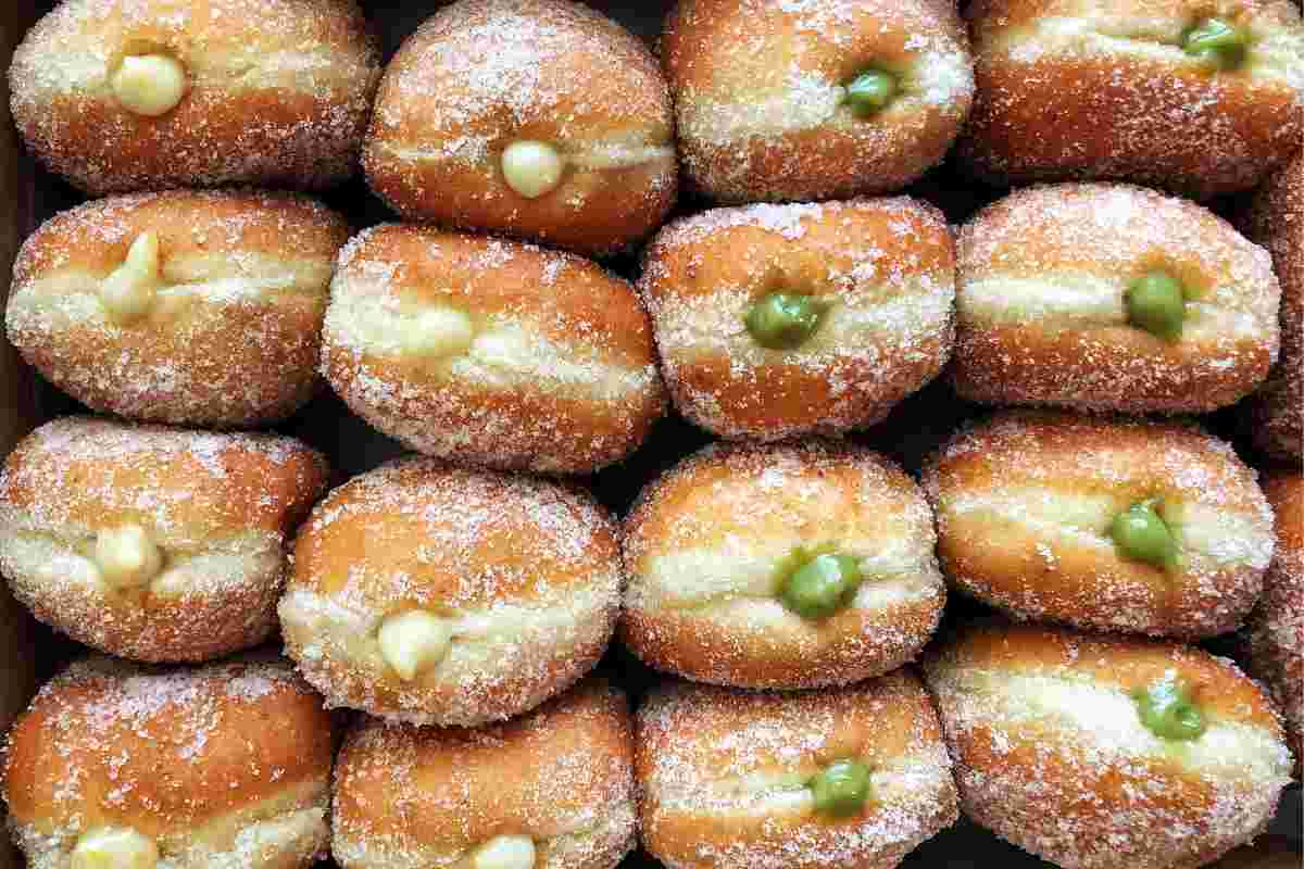 Non è Carnevale senza i bomboloni fritti: questi sono asciutti e sofficissimi, mettici un ciuffo di crema e spacchi