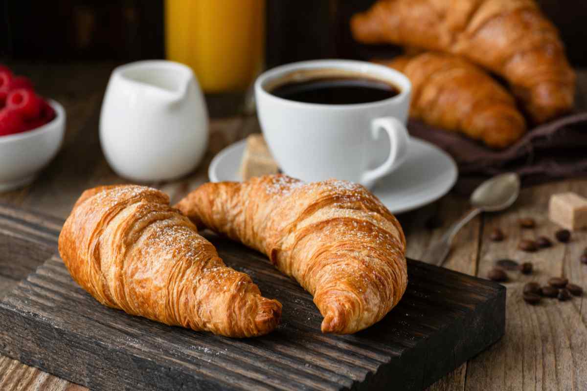 Aumentano i prezzi di caffè, cappuccino e cornetto: la colazione al bar diventa un lusso