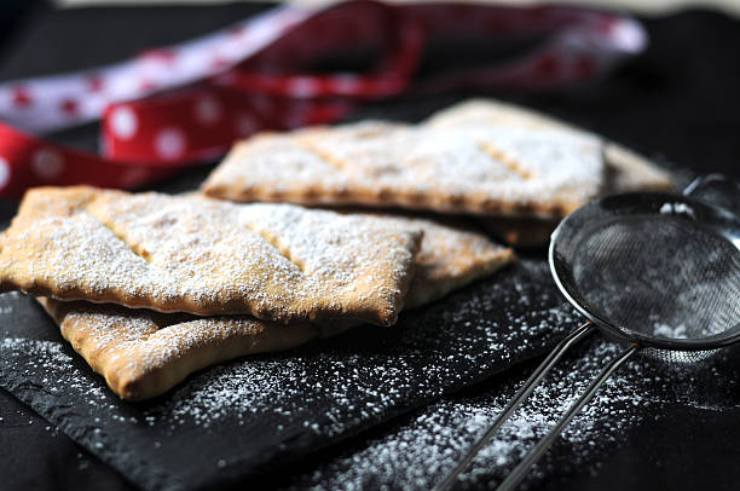 Come preparare le chiacchiere napoletane al cioccolato