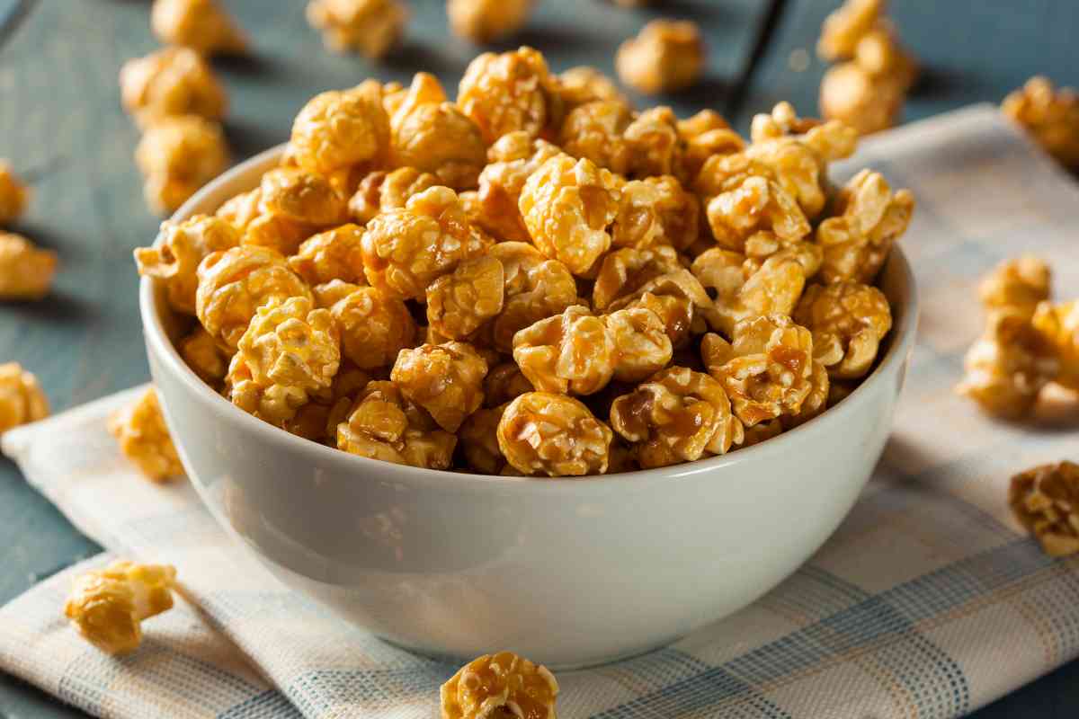 Popcorn caramellati, il dessert croccante perfetto da mangiare mentre guardi la tv: ingredienti e procedimento