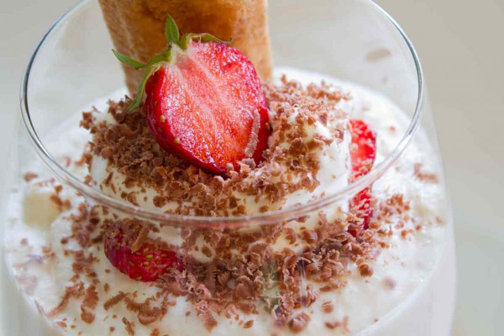Dolce di fragole e ricotta in un bicchiere
