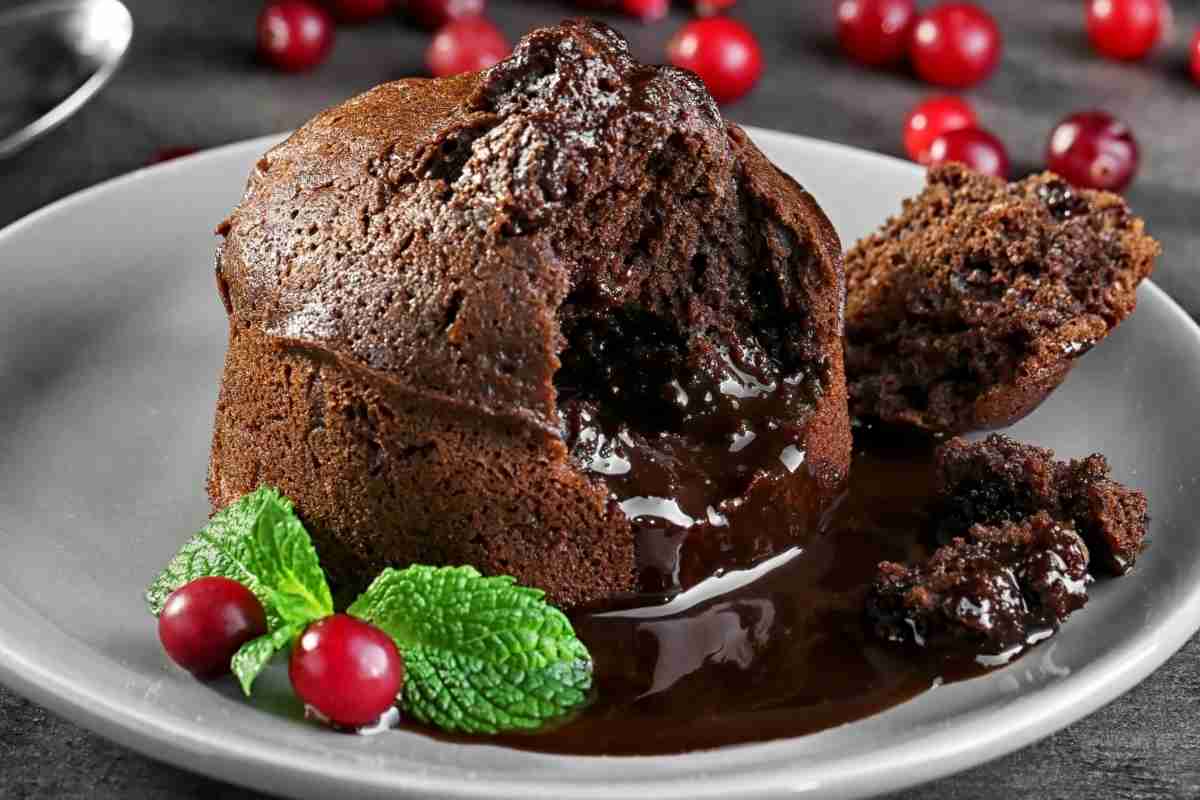 un piatto con un tortino al cioccolato con cuore fondente, tra le ricette di dolci con il cioccolato fondente presenti in questa raccolta