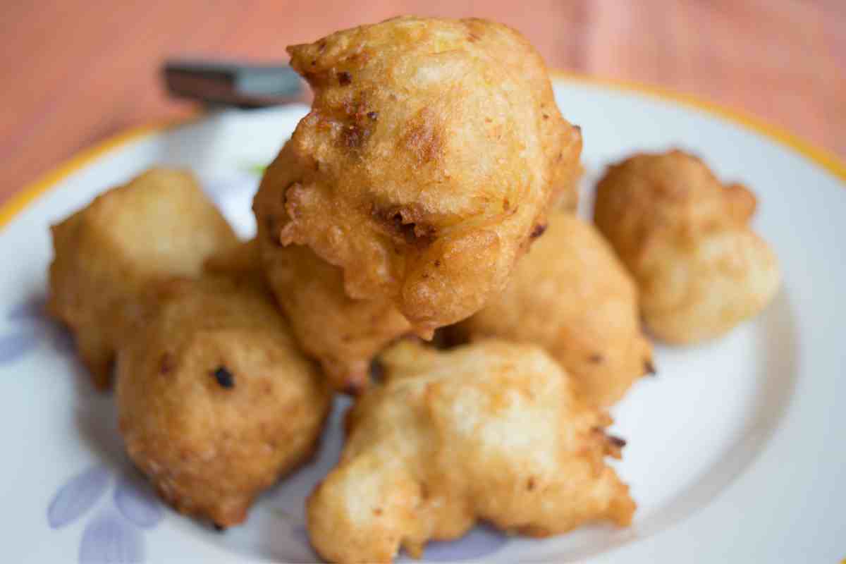 Frittelle gonfie e croccanti, le fai senza sporcare nemmeno una ciotola: metti tutto nel mixer, 5 minuti e friggi