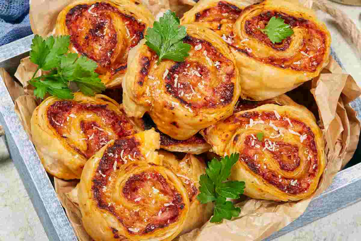 Con le girelle salate di pasta sfoglia pronta ripiene di provola e pancetta preparo un antipasto sfizioso in 5 minuti