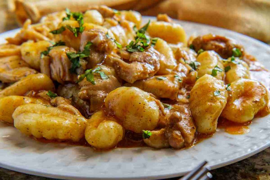 Gnocchi con ragù di carne napoletano ricetta per la festa della mamma