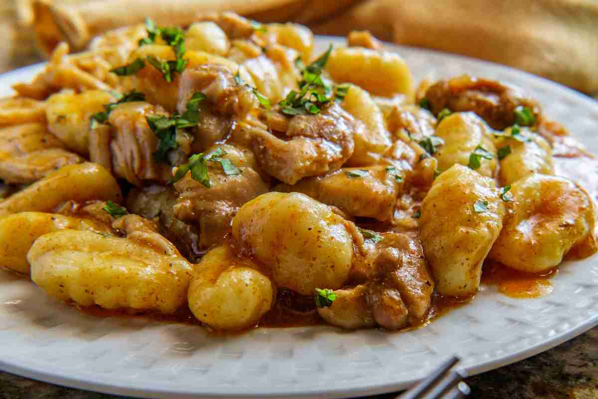 Gnocchi con ragù di carne napoletano ricetta